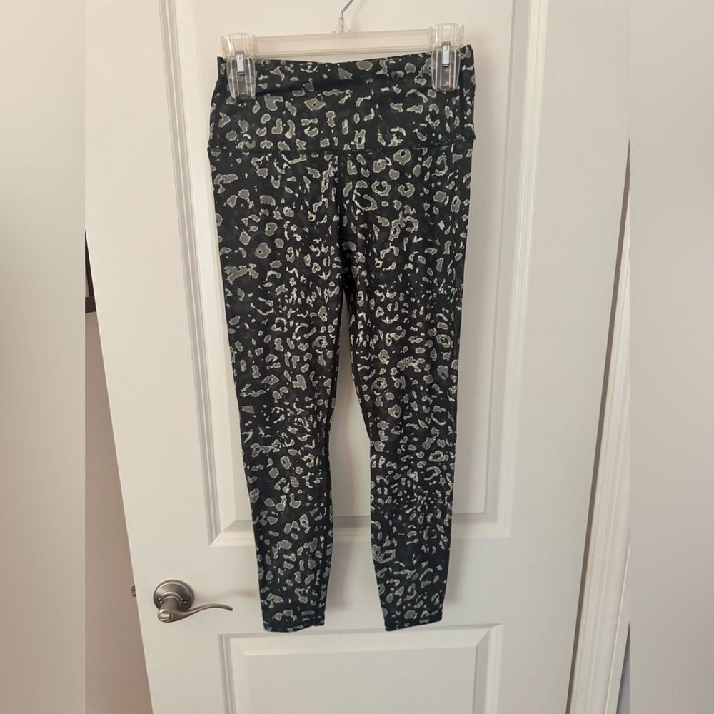 Green Patterned Varley Leggings. Size Medium - image 4